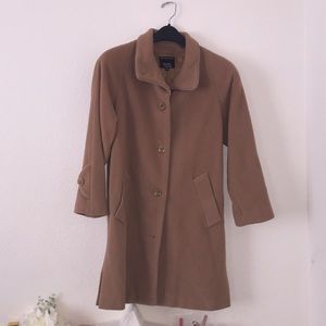 Coat with faux fur accessorie